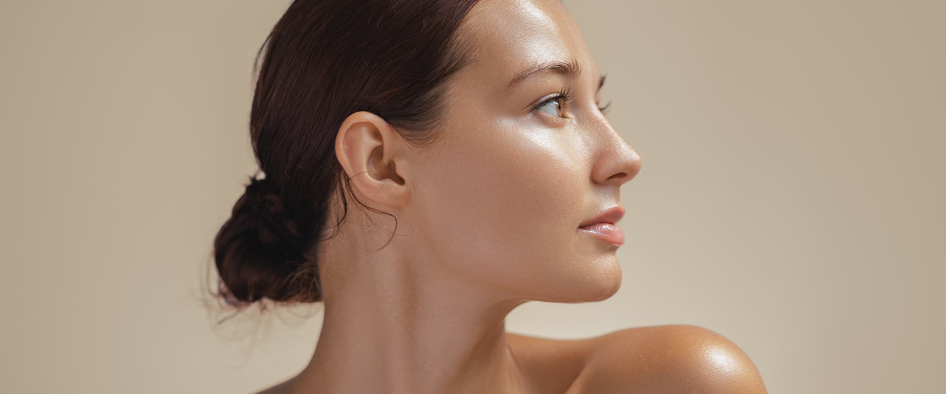 Frau mit glatter, strahlender Haut und natürlichem Glow nach Skin Booster Behandlung