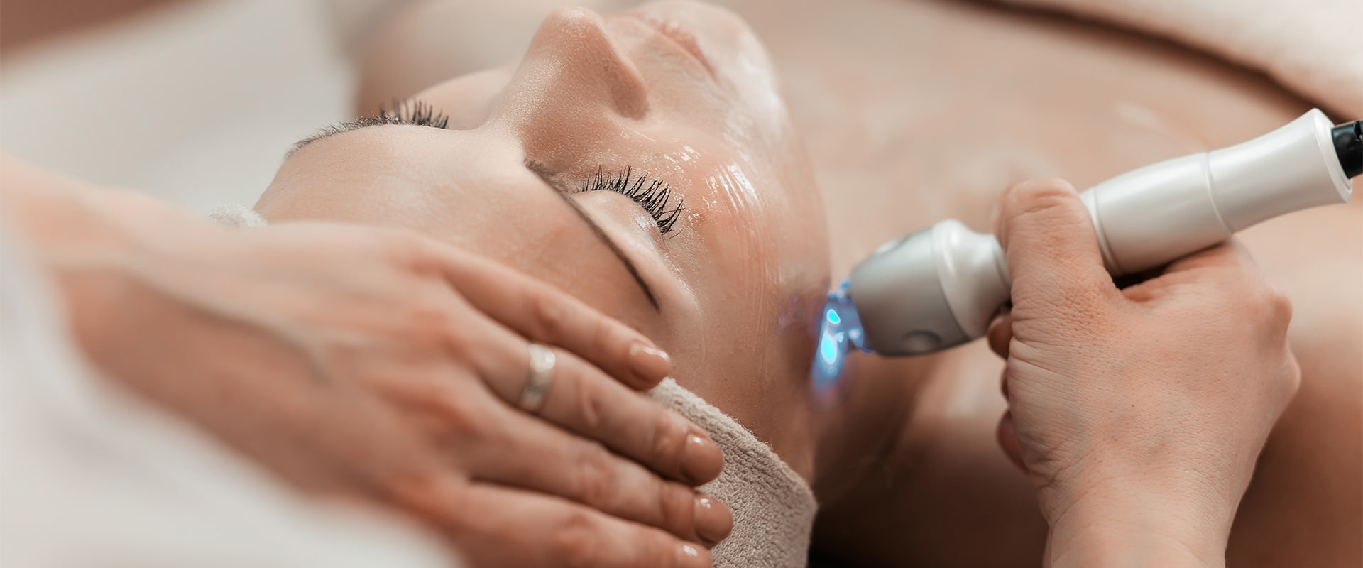 Frau während einer Lasertherapie gegen Couperose – Behandlung roter Äderchen im Gesicht