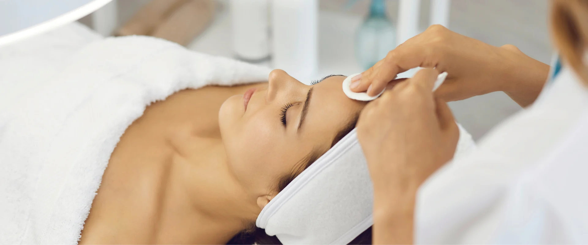 Frau bei entspannendem Facial in Zürich – professionelle Gesichtsbehandlung für reine, gepflegte und strahlend schöne Haut