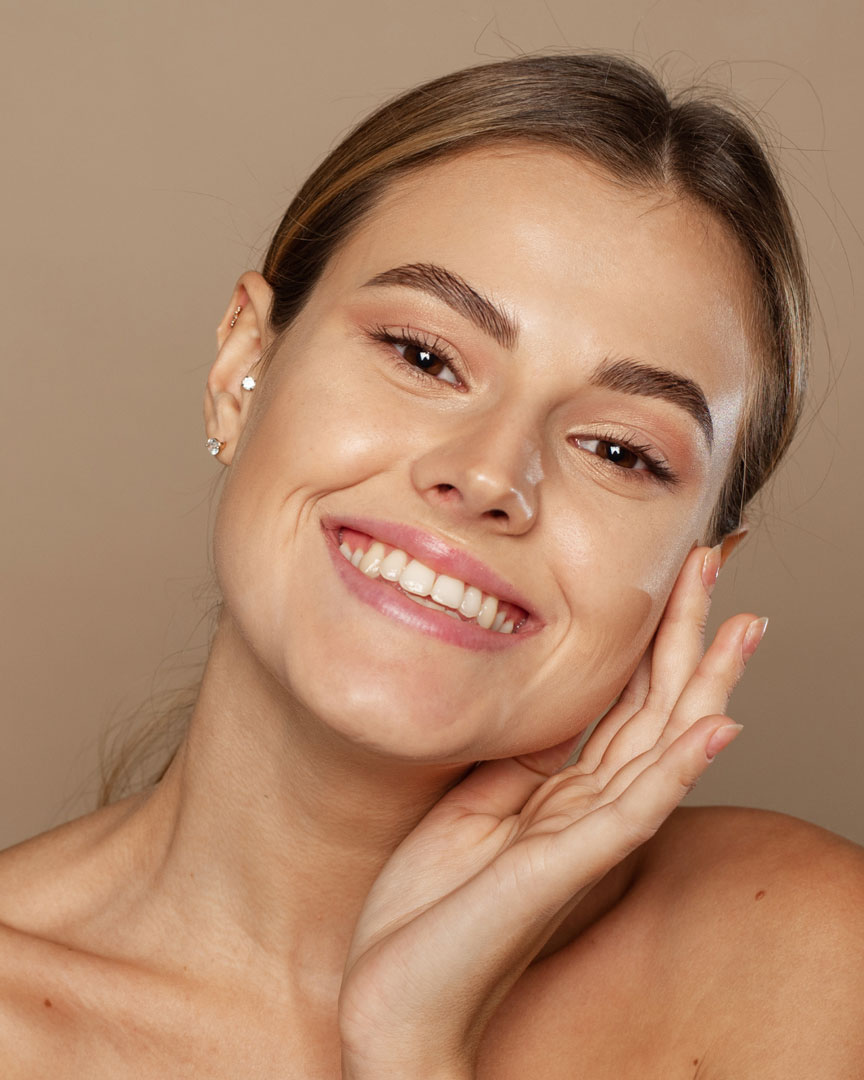 smiling-girl-on-a-brownbackground-2 Revitalisation des cheveux